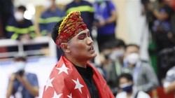 Võ sĩ Iqbal Bin Abdul Rahman giành chiến thắng thuyết phục giành tấm HCV đầu tiên cho Singapore. Ảnh BTC.