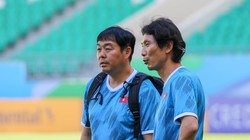 HLV Gong Oh-kyun (bên phải) nâng tầm U23 Việt Nam bằng lối đá tấn công. Ảnh VFF.