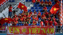 Khán giả đang hết lòng ủng hộ thầy, trò huấn luyện viên Gong Oh-kyun. Ảnh VFF