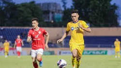 Xuân Mạnh đã được thử nghiệm ở vị trí tiền vệ trung tâm. Ảnh VPF.