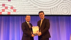 Thứ trưởng Nguyễn Thành Hưng chụp ảnh lưu niệm với ngài Chủ tịch ASOCIO