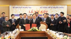 Bộ trưởng Bộ TT&TT Nguyễn Mạnh Hùng và Bộ trưởng Bộ GD-ĐT Phùng Xuân Nhạ ký kết nội dung hợp tác giữa hai Bộ