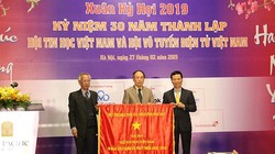 Bộ trưởng Nguyễn Mạnh Hùng tặng bức trướng cho Hội Tin học Việt Nam