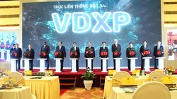 Thủ tướng Chính phủ và các đại biểu bấm nút khai trương Trục liên thông văn bản quốc gia.