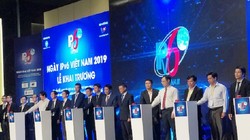 Thứ trưởng Phạm Hồng Hải cùng các đại biểu nhấn nút khai trương IPv6