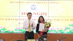 Bộ trưởng Nguyễn Mạnh Hùng trao quyết định bổ nhiệm  bà Trần Thị Nhị Thủy