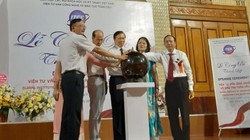 Đại diện Ban lãnh đạo nhấn nút chính thức ra mắt Viện Tư vấn Công nghệ và Đào tạo Toàn cầu
