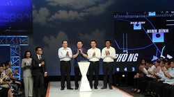 Các Đại biểu bấm nút mở hệ thống Cổng Thông tin điện tử nhân đạo Quốc gia 1400 