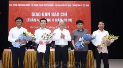 Đồng chí Võ Văn Phuông, Phó trưởng ban thường trực Ban Tuyên giáo Trung ương tặng hoa chúc mừng 4 cơ quan báo chí.