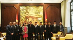 Bộ trưởng Bộ TT&TT Nguyễn Mạnh Hùng chụp ảnh lưu niệm cùng đoàn Cuba