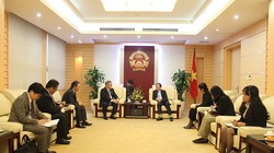 Thứ trưởng Bộ TT&TT Phạm Anh Tuấn tiếp ông Higashihara Toshiaki.