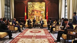 Bộ trưởng Nguyễn Mạnh Hùng tiếp ông Alex Rogers