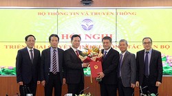 Thừa ủy quyền của Thủ tướng, Bộ trưởng Bộ TT&TT Nguyễn Mạnh Hùng trao quyết định nghỉ chế độ cho Thứ trưởng Phạm Hồng Hải