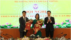 Bộ trưởng Nguyễn Mạnh Hùng trao quyết định cho ông Võ Thanh Lâm. Ảnh: MIC.