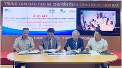 Viện trưởng Trần Minh cùng đại diện các công ty  tại lễ ký kết. Ảnh MIC