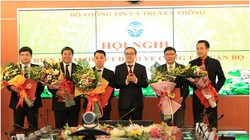 Thứ trưởng Phan Tâm trao quyết định cho các cán bộ. Ảnh MIC