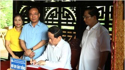 Thứ trưởng Phạm Anh Tuấn viết cảm tưởng tại  Nhà tưởng niệm Chủ tịch Hồ Chí Minh ATK. Ảnh MIC.