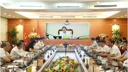 Bộ trưởng Nguyễn Mạnh Hùng chủ trì giao ban. Ảnh MIC.