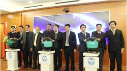 Thứ trưởng Nguyễn Huy Dũng bấm nút khai trương Chương trình IPv6. Ảnh MIC