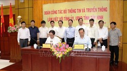 Bộ TT&TT và Tỉnh Tây Ninh ký biên bản hợp tác. Ảnh Mic