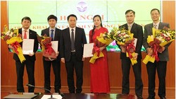 Thứ trưởng Nguyễn Huy Dũng trao quyết định cho các cán bộ. Ảnh: Mic