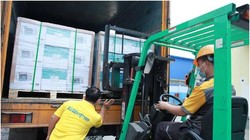 Vietnam Post đang khẩn trưởng vận chuyển máy thở ủng hộ Ấn Độ. ảnh Mic