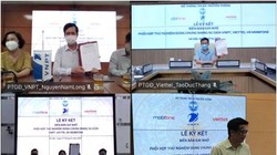 Các nhà mạng tại buổi ký kết. Ảnh Cục Viễn thông