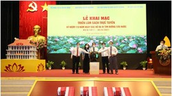 Các đại biểu nhấn nút khai mạc triển lãm. Ảnh Mic