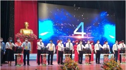 Các đại biểu bấm nút khai trương gian hàng bán vải thiều Bắc Giang. Ảnh Mic