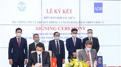 Thứ trưởng Nguyễn Huy Dũng và đại diện ngân hàng ADB ký biên bản hợp tác.