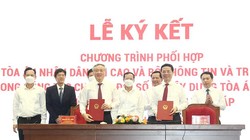 Lãnh đạo Bộ TT&TT và TAND Tối cao ký chương trình phối hợp về chuyển đổi số. Ảnh Mic