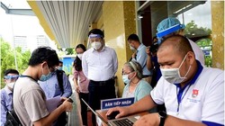 Thứ trưởng Nguyễn Huy Dũng đi kiểm tra tiêm chủng tại TP Hồ Chí Minh. Ảnh Vietnamnet