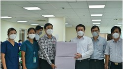 Thứ trưởng Nguyễn Huy Dũng tặng quà cho Tổng đài dã chiến cấp cứu 115. 