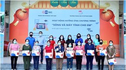 Đại diện VNNIC trao quà cho các em ở trường THCS Dịch vọng, Hà Nội. Ảnh Mic