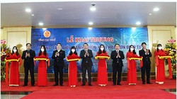 Các đại biểu cắt băng khai trương Hệ thống Trung tâm điều hành. Ảnh Mic