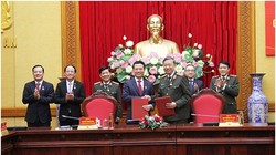 Bộ trưởng Bộ Công an Tô Lâm và Bộ trưởng Bộ TT&TT Nguyễn Mạnh Hùng ký Quy chế phối hợp. Ảnh Mic