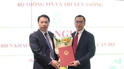 Thứ trưởng Nguyễn Huy Dũng trao quyết định cho ông Hoàng Minh Tiến. Ảnh Mic