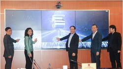 Thứ trưởng Bộ TT&TT Phạm Anh Tuấn bấm nút khai trương Cổng TTĐT hỗ trợ sản xuất nông nghiệp. Ảnh Mic