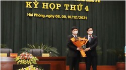 Chủ tịch HĐND.TP Hải Phòng Phạm Văn Lập chúc mừng Phó Chủ tịch UBND Hoàng Minh Cường.