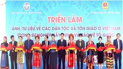 Các đại biểu cắt băng khai mạc buổi triển lãm. Ảnh Mic