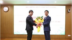 Bộ trưởng Nguyễn Mạnh Hùng trao quyết định cho ông Bùi Hoàng Phương. Ảnh Mic