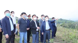 Bí thư tỉnh ủy Thanh Hóa Đỗ Trọng Hưng( hàng đầu thứ 2 từ phải qua) đi khảo sát thực tế (Ảnh: BTH)