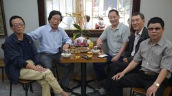  Đại tá anh hùng Nguyễn Văn Lục ( thứ 3 bên phải) cùng một số cựu binh D 631 anh hùng