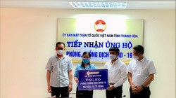 Phó Bí thư Tỉnh ủy Thanh Hóa Trịnh Tuấn Sinh (ngoài cùng bên trái) tại lễ tiếp nhận 10 tỉ đồng Sun Group ủng hộ