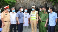 Ủy viên TƯ Đảng, Bí thư Tỉnh ủy, Chủ tịch HĐND tỉnh Thanh Hóa Đỗ Trọng Hưng (thứ 3 trái qua) kiểm tra công tác phòng chống dịch Covid-19 tại thị xã Nghi Sơn