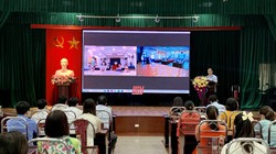  Thầy thuốc nhân dân Lê Văn Sĩ, Bí thư Đảng ủy, Giám đốc Bệnh viện Đa khoa tỉnh Thanh Hóa phát biểu tại buổi lễ