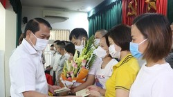  Ông Nguyễn Văn Hùng, Thường vụ, Trưởng ban Tổ chức Tỉnh ủy Thanh Hóa tặng hoa đoàn công tác