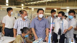  Bí thư Tỉnh ủy Thanh Hóa Đỗ Trọng Hưng (áo sẫm giữa) kiểm tra phòng, chống covid -19 và sản xuất tại doanh nghiệp