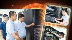  Giám đốc Sở TTTT tỉnh Thanh Hóa Đỗ Hữu Quyết ( người chỉ tay) kiểm tra hoạt động hệ thống thông tin tại Trung tâm An ninh mạng và An ninh dữ liệu của tỉnh Thanh Hóa