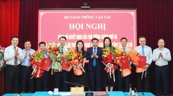 Bộ trưởng GTVT trao quyết định cho các cán bộ được luân chuyển, bổ nhiệm. Ảnh: Tạ Hải.